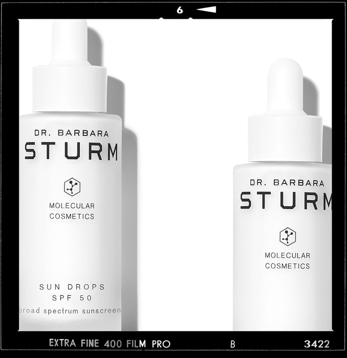 Ochranné sérum Sun Drops SPF 50, DR. BARBARA STURM, prodává Fann, 3640 Kč Autor: Archiv značky