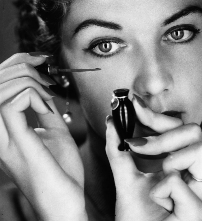 Listopad 1955: Modelka nanáší na oči linku od Elizabeth Arden.