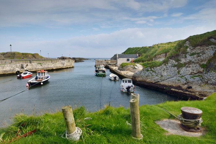  Ballintoy, hrabství Antrim, Severní Irsko: Rybářská vesnice Ballintoy, nedaleko od Giant's Causeway (Obrův chodník), se ve druhé řadě, kdy se Theon Greyjoy vrací domů na Železné ostrovy, promění v Pyke. Přístav má dokonce pamětní desku, která natáčení Hry o trůny připomíná. Autor: Andia/UIG via Getty Images