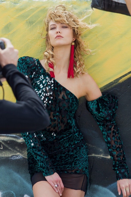 Karlie Kloss při focení pro Vogue