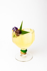 Koktejl Ayutthaya (rum, curry sirup, citronová marmeláda, kardamomový bitter, limetka a tonik)