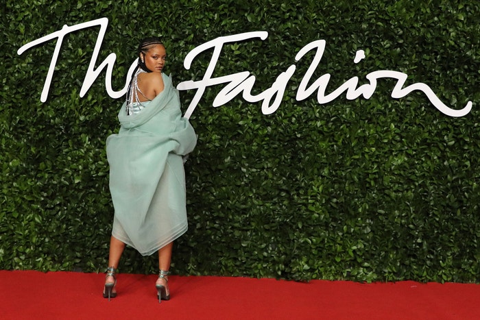 Rihanna v šatech Fenty