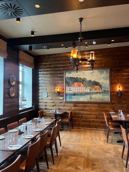 Restaurace Bryggeloftet v přístavu v Bergenu