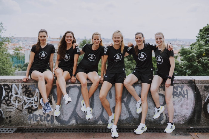 Forventning Transformer Wardian sag Adidas Runners je běžecká komunita, kde neplatí genderové nerovnosti.  Zúčastněte se jejích tréninků zdarma | Vogue CS