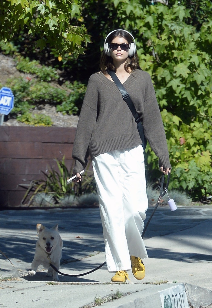 Kaia Gerber s psíkem