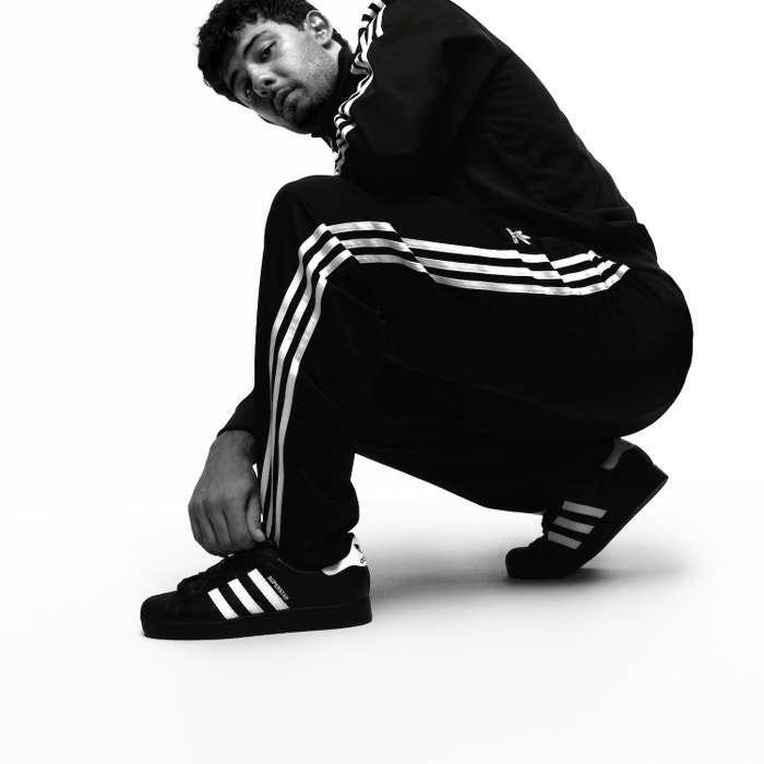 Calin v kampani na tenisky adidas Superstar