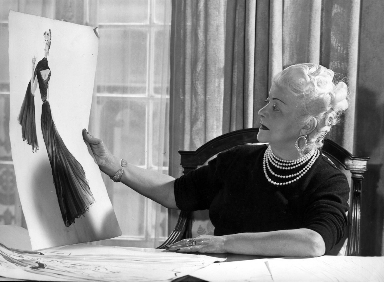  Nina Ricci ve svém pařížském ateliéru