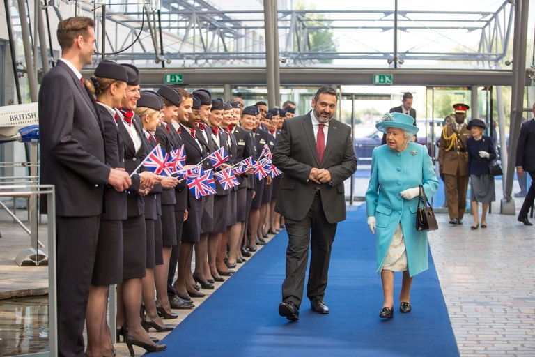 K oslavám stoletého výročí se přidala i královna Alžběta. V sídle aerolinek ve Waterside ji uvítali pracovníci v historických uniformách, které se nosily v průběhu celé existence letecké společnosti, a panovnice rovněž navštívila muzeum British Airways – Speedbird Centre, kde jí byly představeny artefakty a upomínkové předměty související s řadou jejích cest, jež s aerolinkami za dobu své vlády absolvovala.