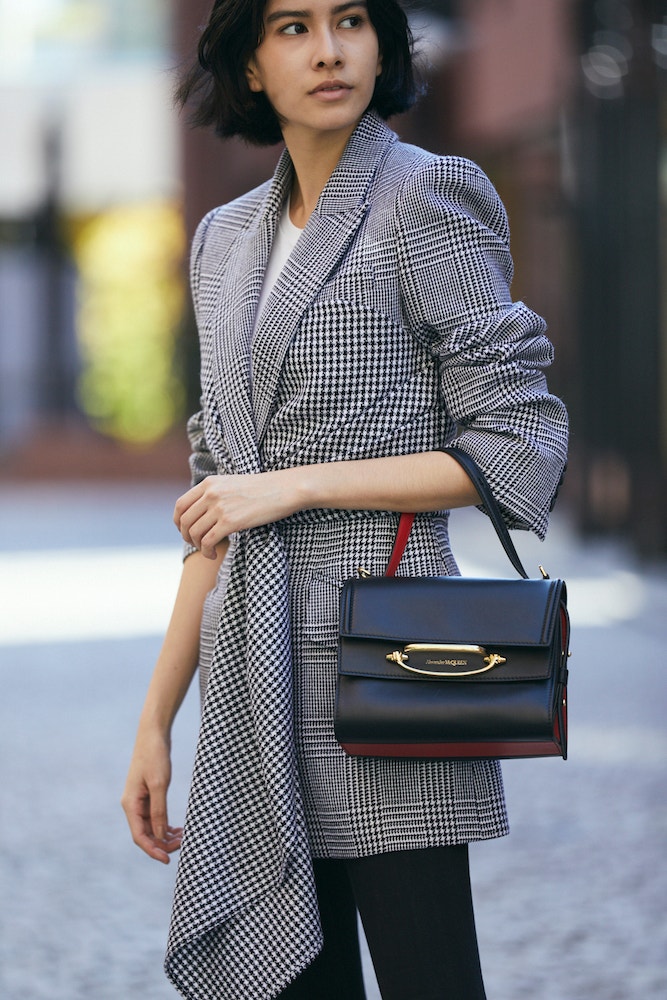 Julia Abe            Autor: Alexander McQueen