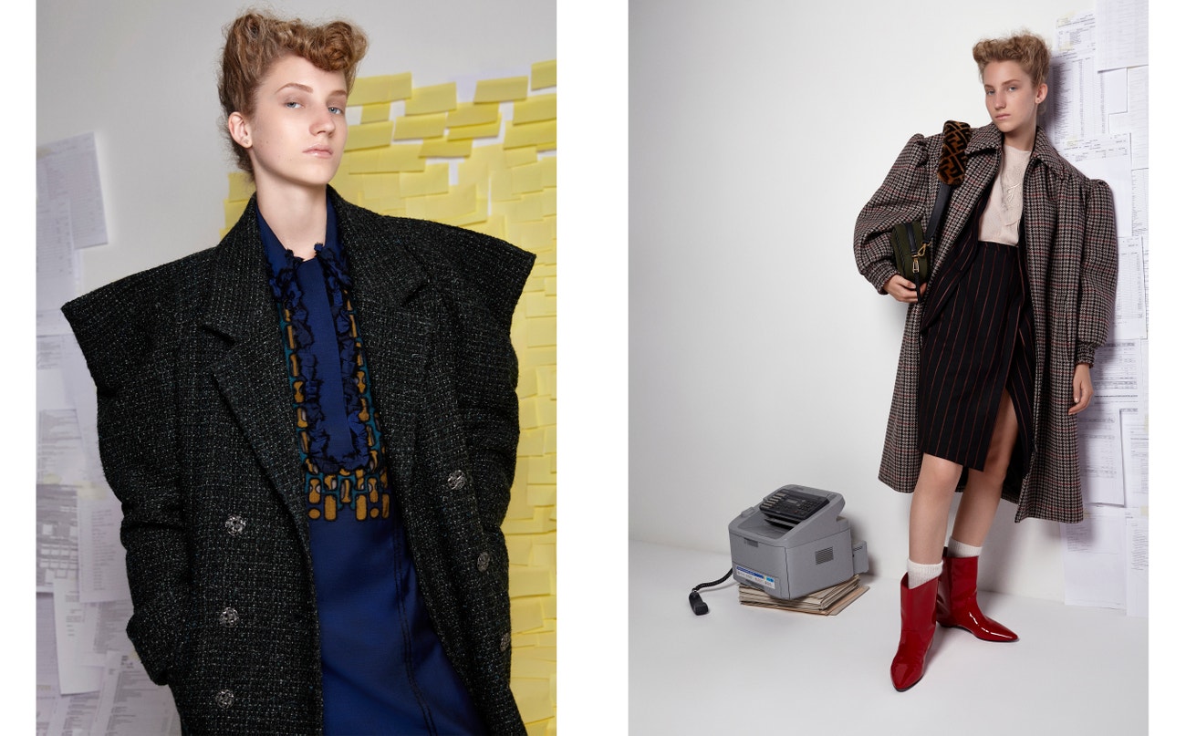 Vlevo: kabát, CHANEL; šaty, BOTTEGA VENETA.  Vpravo: kabát, MIU MIU; košile, FENDI; sukně, PINKO; boty, MIU MIU.
