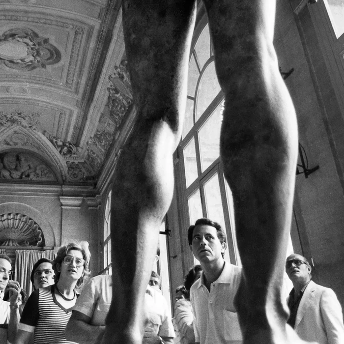 Bronzové sochy z Riace pocházejí z roku 460 př. n. l. a byly objeveny v roce 1972 v Kalábrii (kde má rodina Versace své kořeny). V roce 1982 byly vystaveny v Palazzo Farnese v Římě