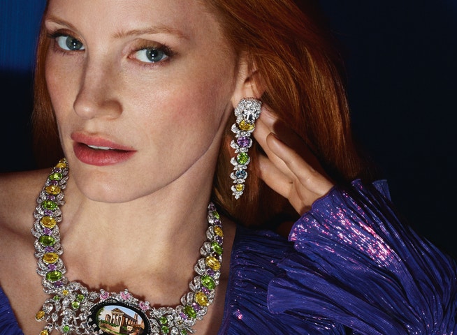 Víc je víc. Jessica Chastain představuje novou kolekci šperků od Alessandra Micheleho