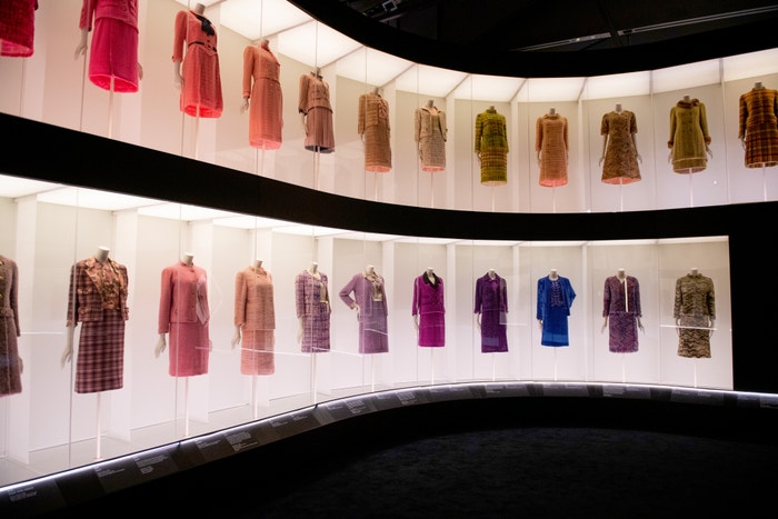 Výstava Chanel: Manifesto v londýnském Victoria & Albert Museum