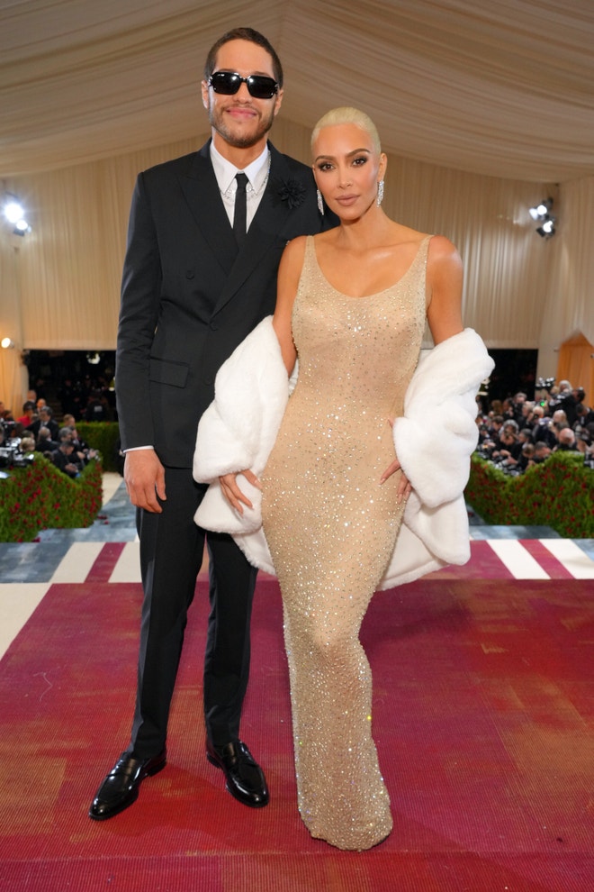 Pete Davidson a Kim Kardashian v šatech Jean Louis, Met Gala 2022