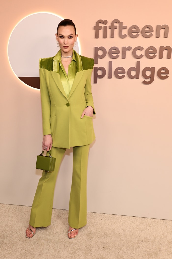 Karlie Kloss během 2023 Fifteen Percent Pledge Gala v New Yorku v botách BROTHER VELLIES