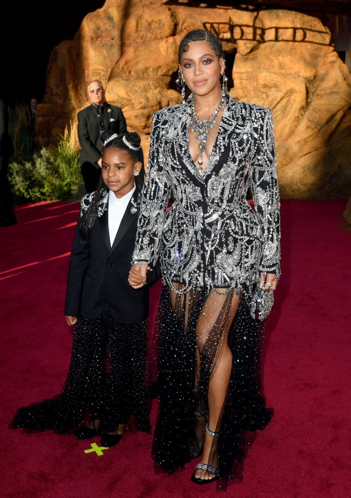 Queen B se vydala na premiéru filmu Lion King s dcerou Blue Ivy (7). Obě si v módní oblasti velmi rozumí a působí sladěně jak na cestě do školy, tak na červeném koberci. Otázkou je, kdo tady velí. Autor: Getty Images