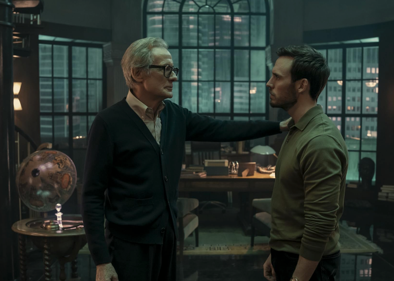 Bill Nighy a Sam Claflin v seriálu Lazarus