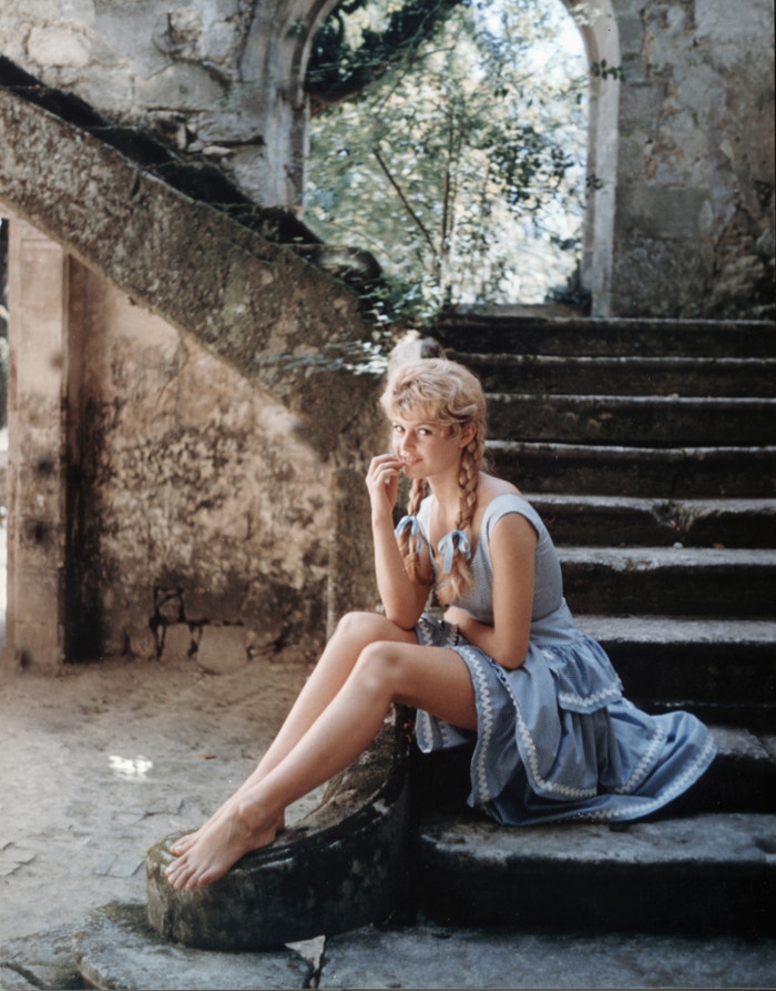 Rok 1956 a Brigitte Bardot s novými, blond vlasy. Na natáčení filmu La mariée est trop belle. Autor: Getty Images
