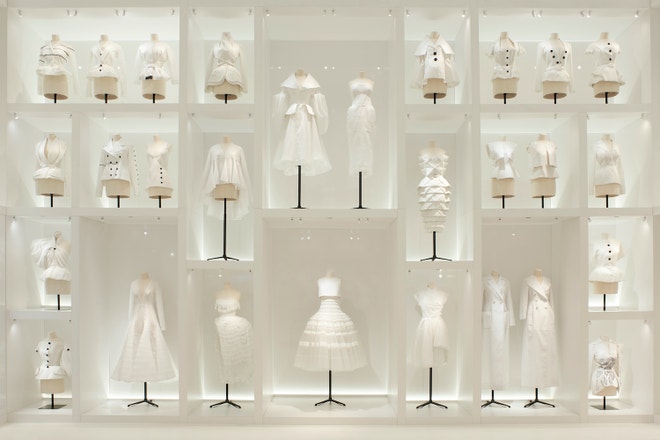 Výstava Christian Dior, couturier du rêve v pařížském Musée des Arts Décoratifs