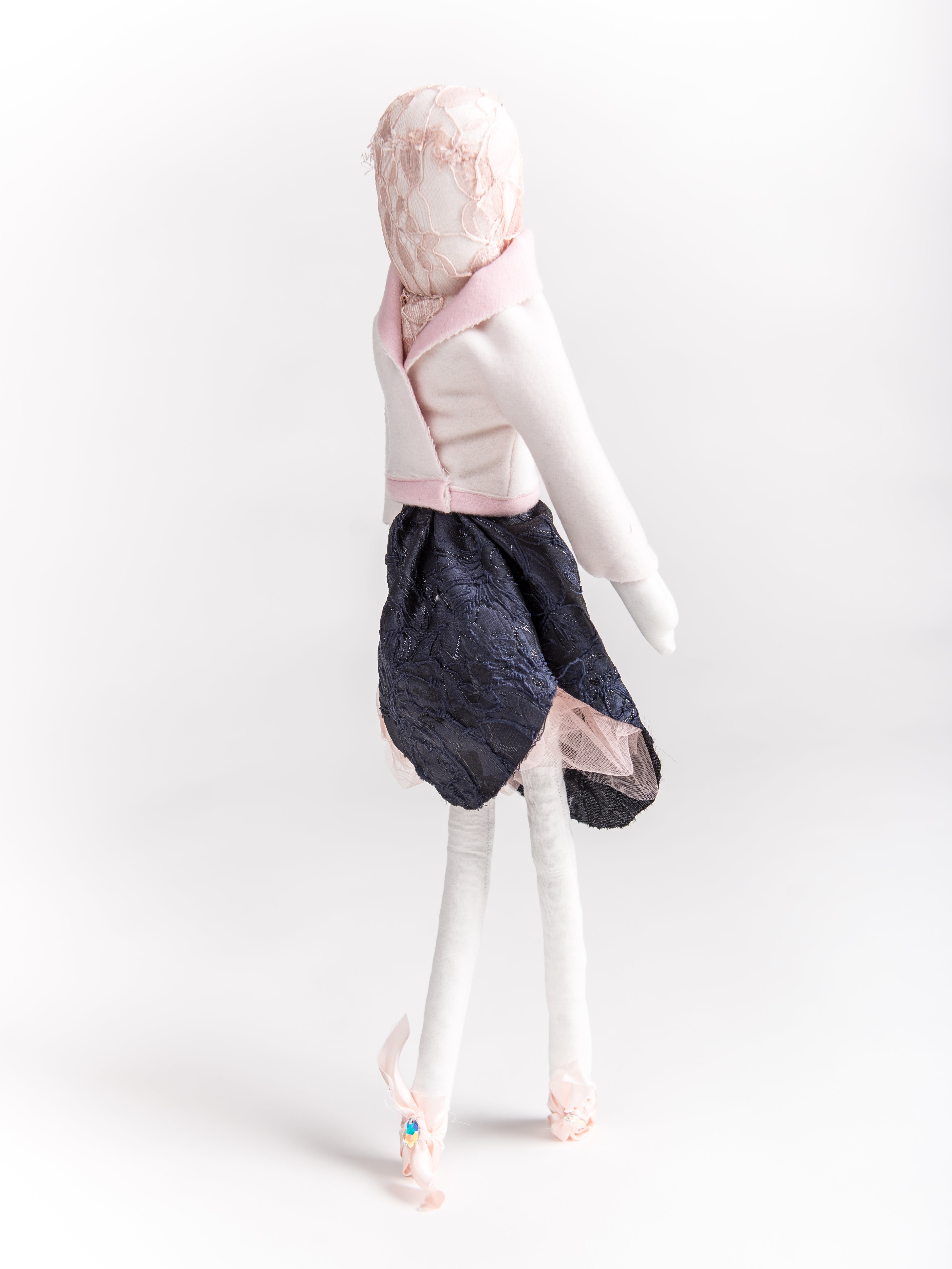 Panenku Julianetku vytvořila v roce 2021 zakladatelka start-upu Ytica Květa Vostrá. V aukci se vydražila za částku 105 500 Kč. Panenku Julianetku vytvořila v roce 2021 zakladatelka start-upu Ytica Květa Vostrá. V aukci se vydražila za částku 105 500 Kč.