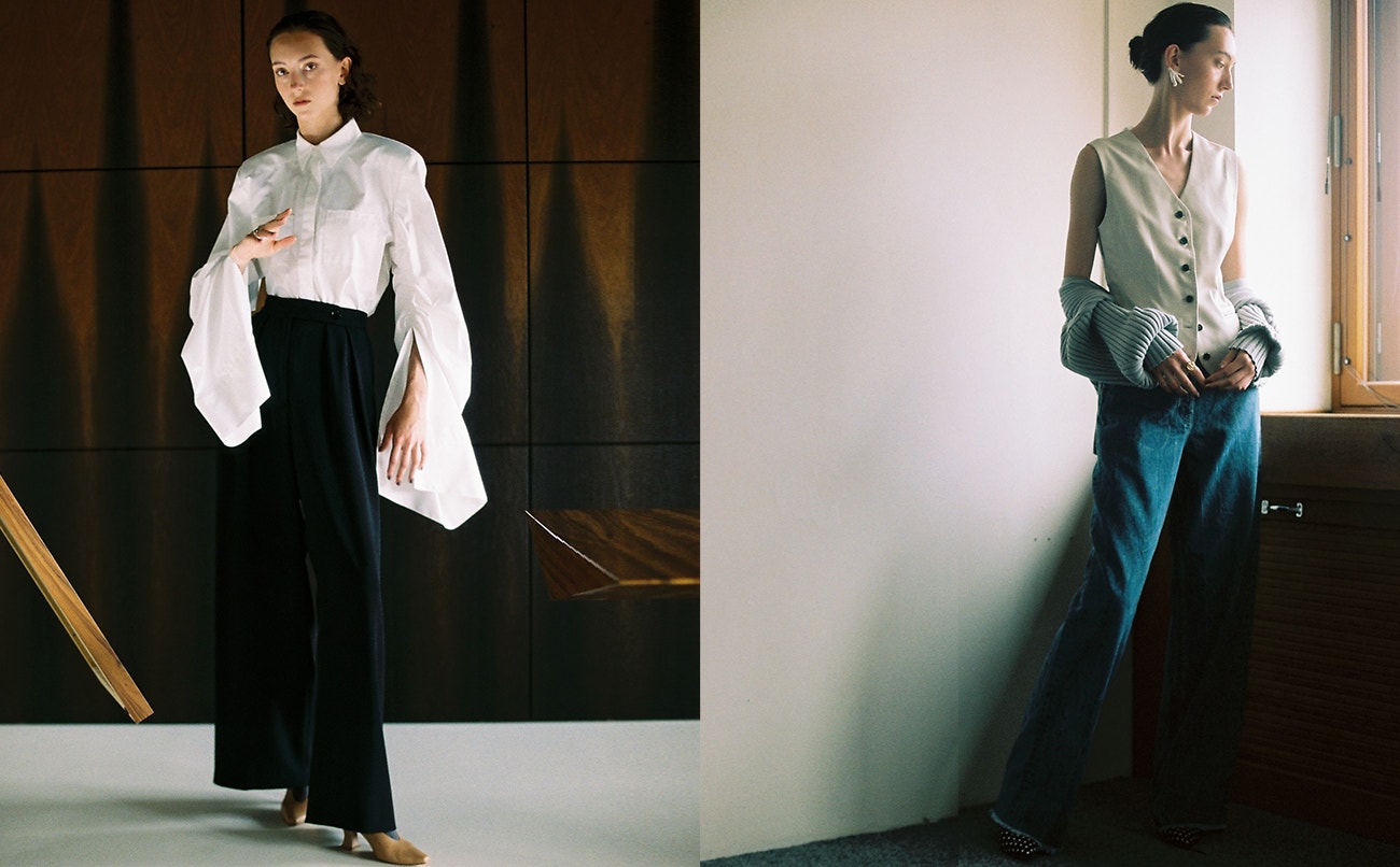 Vlevo: košile, MICHAEL KOVÁČIK; kalhoty, DRES VAN NOTEN (prodává SPACE); punčochy, PRADA; boty, BOTTEGA VENETA; stěna, MICHAL HAGARA ATELIER.  Vpravo: naušnice, PEET DULLAERT; vesta, IVANA MENTLOVÁ; svetr, ARKET; prsten, ONDŘEJ STÁRA; džíny, DRIES VAN NOTEN (prodává SPACE).