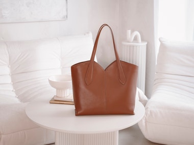 Pojďte se s námi podívat, kde vznikají české kabelky. Elega je český unikát