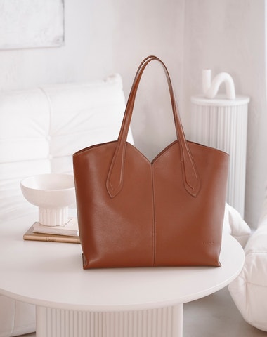 Pojďte se s námi podívat, kde vznikají české kabelky. Elega je český unikát Pojďte se s námi podívat, kde vznikají české kabelky. Elega je český unikát