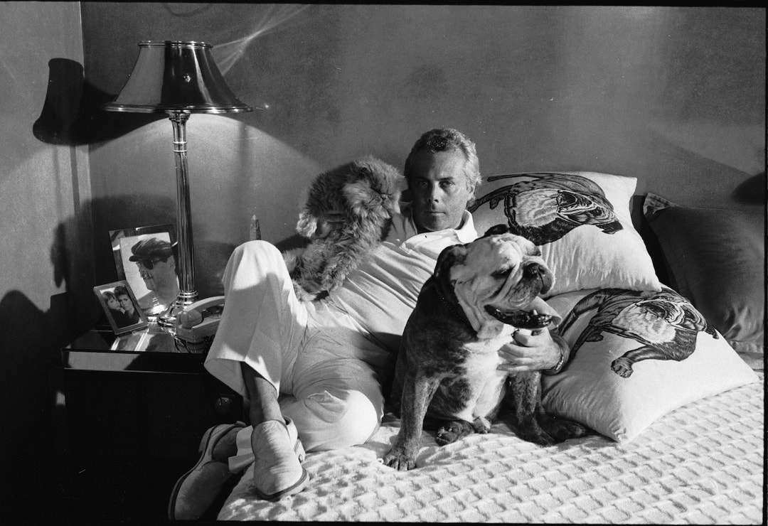Giorgio Armani se svou kočkou a psem, 1935