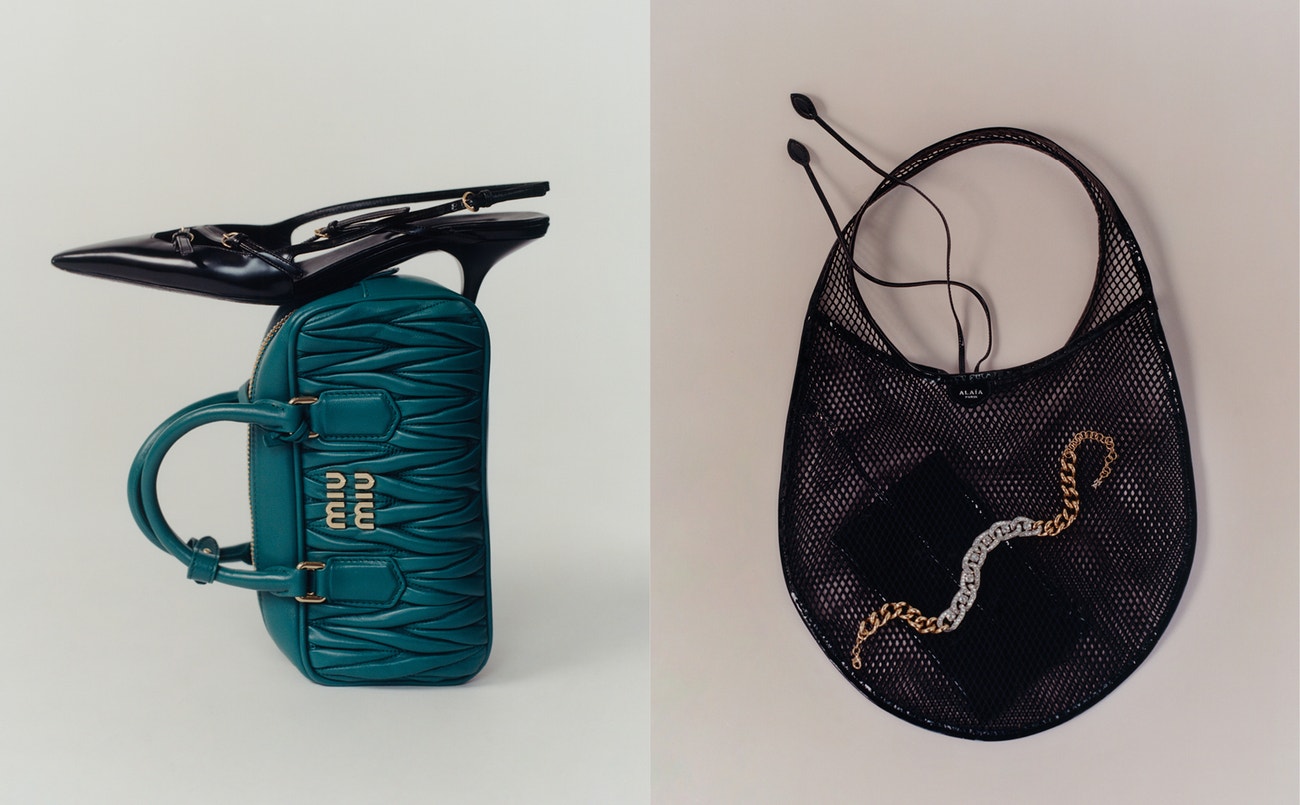 Vlevo: kabelka a boty MIU MIU; vpravo: taška ALAÏA, náhrdelník AMINA MUADDI
