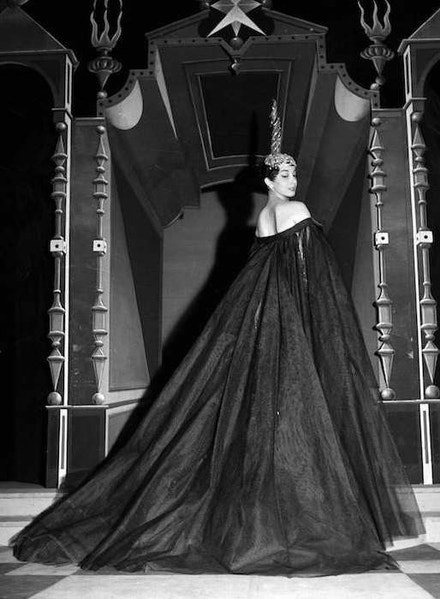 Herečka Andrea Parisy v šatech Jean Patou, červen 1954