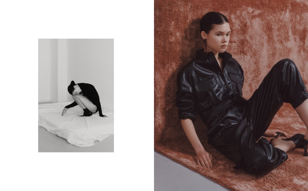 Vlevo: Body, Wolford; boty, Balenciaga.  Vpravo: overal, Nanushka, boty, Prada, náušnice, Simone Rocha.