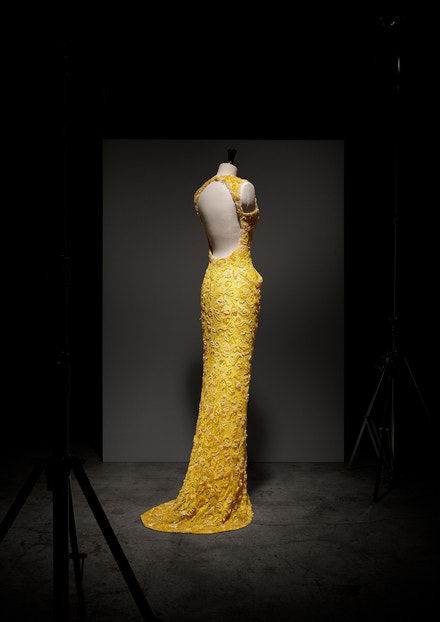 Žluté krajkové šaty z haute couture kolekce Extrême... jaro - léto 1995