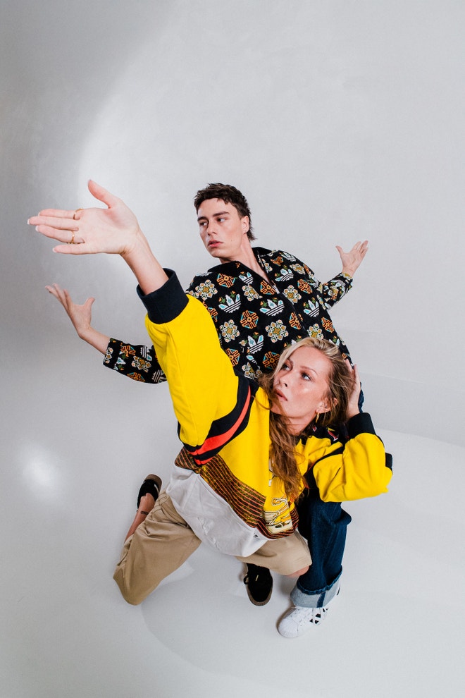 Ona: mikina, ADIDAS ORIGINALS, 4 399 Kč, šortky, 2 099 Kč; On: bunda, ADIDAS ORIGINALS, 3 099 Kč, džíny, TOMMY JEANS, 2 699 Kč, kožené tenisky Superstar II, ADIDAS ORIGINALS, 3 199 Kč