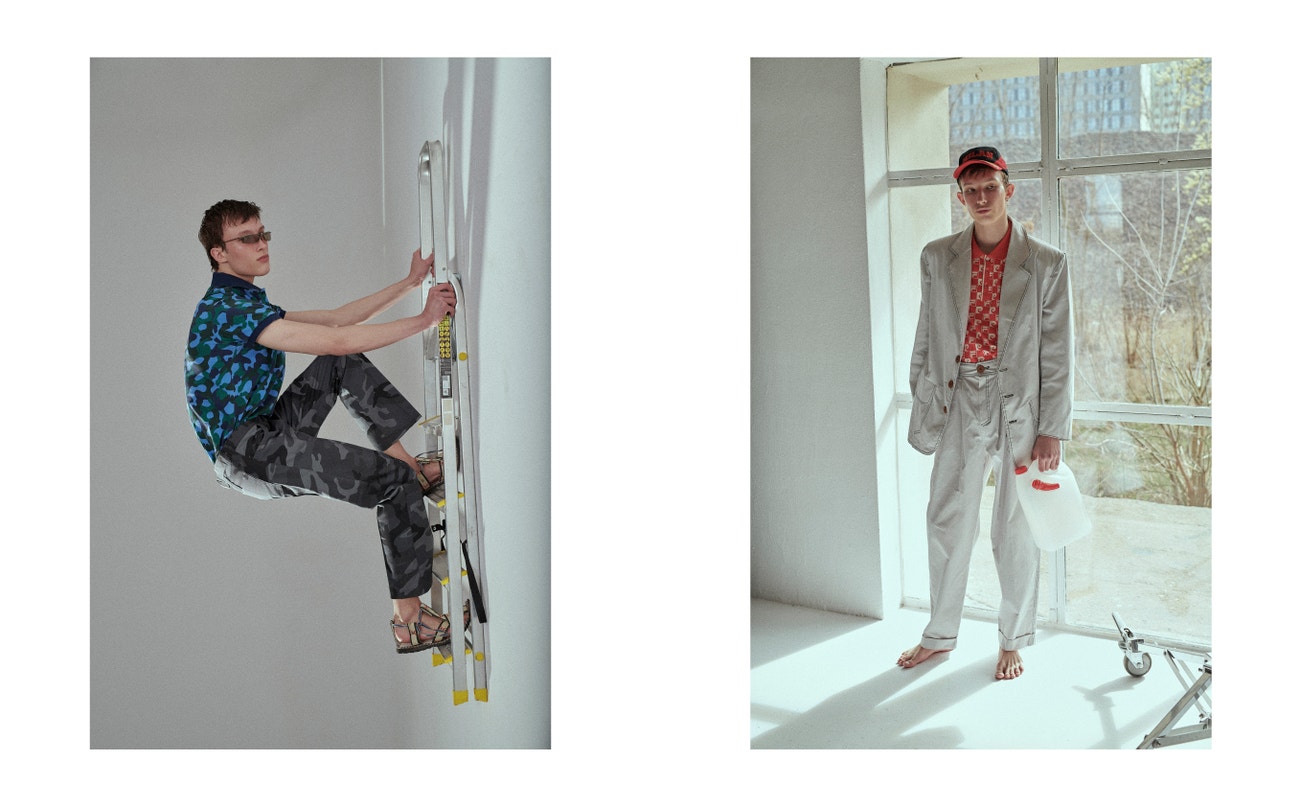 Vlevo: polo triko, Vistula; kalhoty, Sandra Kpodonou; brýle, boty, obojí Vintage.  Vpravo: sako, Jarmula; polo triko, FILA x Pierre Cardin; kšiltovka, Vintage.