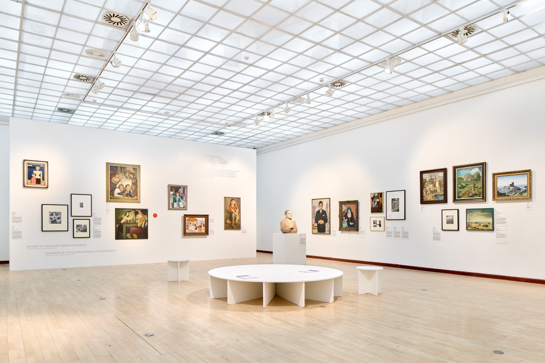 Výstavu Nové realismy lze v druhém patře Městské knihovny v Praze navštívit od 27. března do 25. srpna 2024