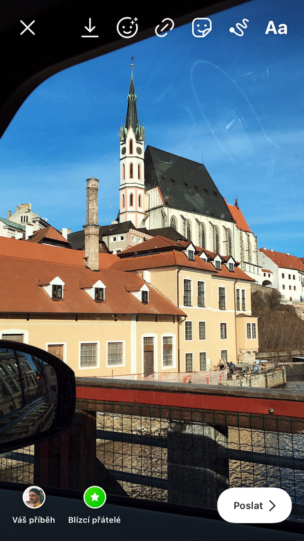 Kostel sv. Víta focený z mostu vedoucího od třetího k čtvrtému pohledu kolemjdoucích, v němž se pobavení mísilo s opovržením.