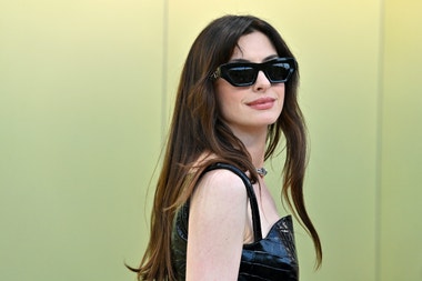 Proč si Donatella Versace vybrala Anne Hathaway jako tvář velmi osobní kolekce