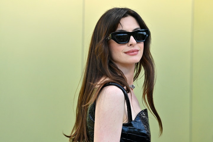 Proč si Donatella Versace vybrala Anne Hathaway jako tvář velmi osobní kolekce