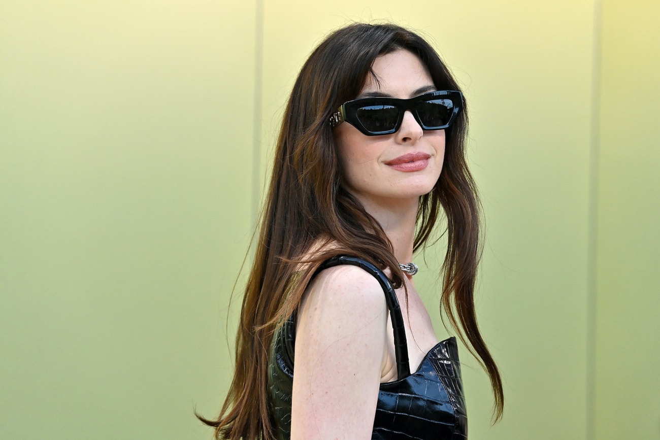 Anne Hathaway na přehlídce Versace podzim - zima 2023/2024 v LA, 9. března 2023
