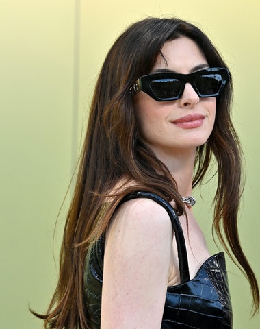 Proč si Donatella Versace vybrala Anne Hathaway jako tvář velmi osobní kolekce