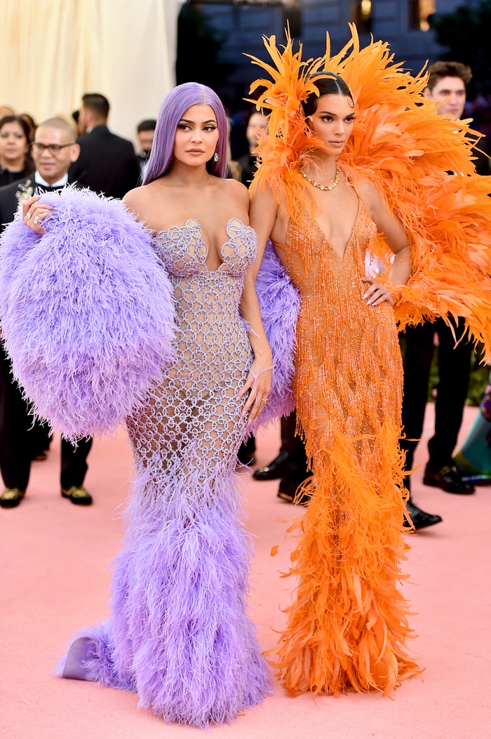 Kendall Jenner a její sestra Kylie na Met Gala 2019     Autor: Getty Images