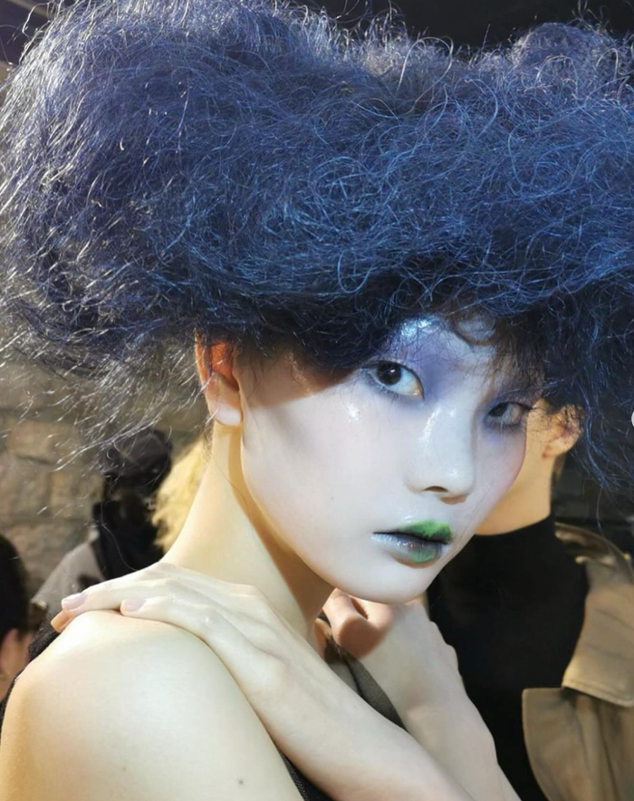 Make-up na přehlídce Maison Margiela Haute Couture jaro - léto 2024 od Pat McGrath