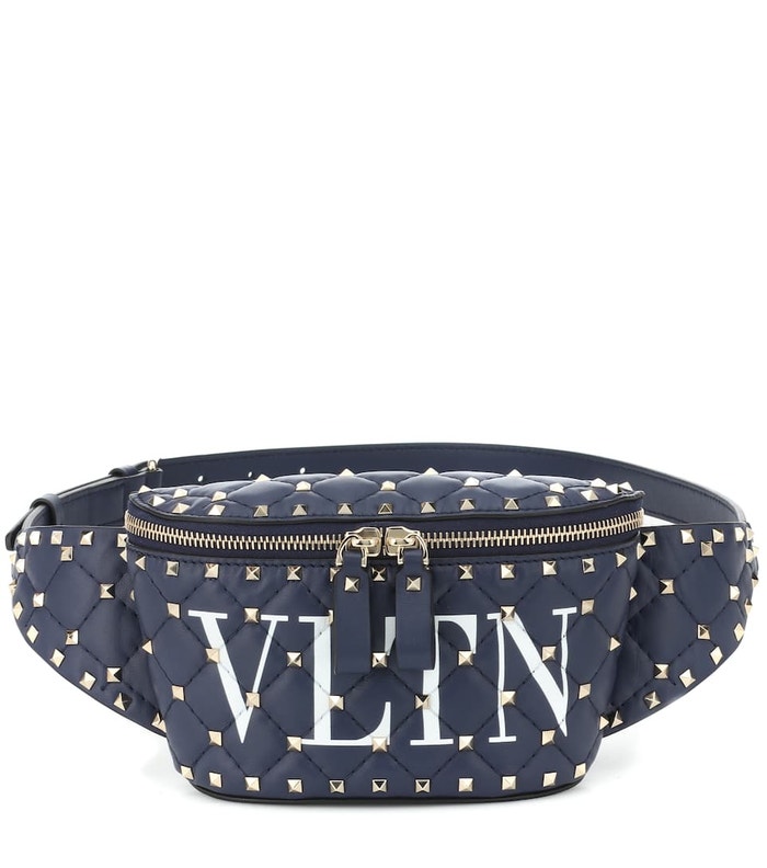 Belt bag z kůže a pozlacených aplikací, Valentino, prodává Valentino, 1100 € Autor: Archiv značky