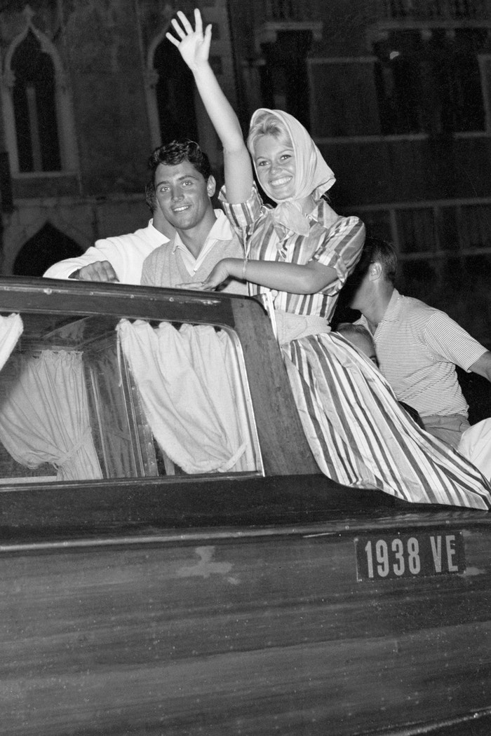 Brigitte Bardot a Sacha Distel na filmovém festivalu v Benátkách v roce 1958 Autor: Getty Images