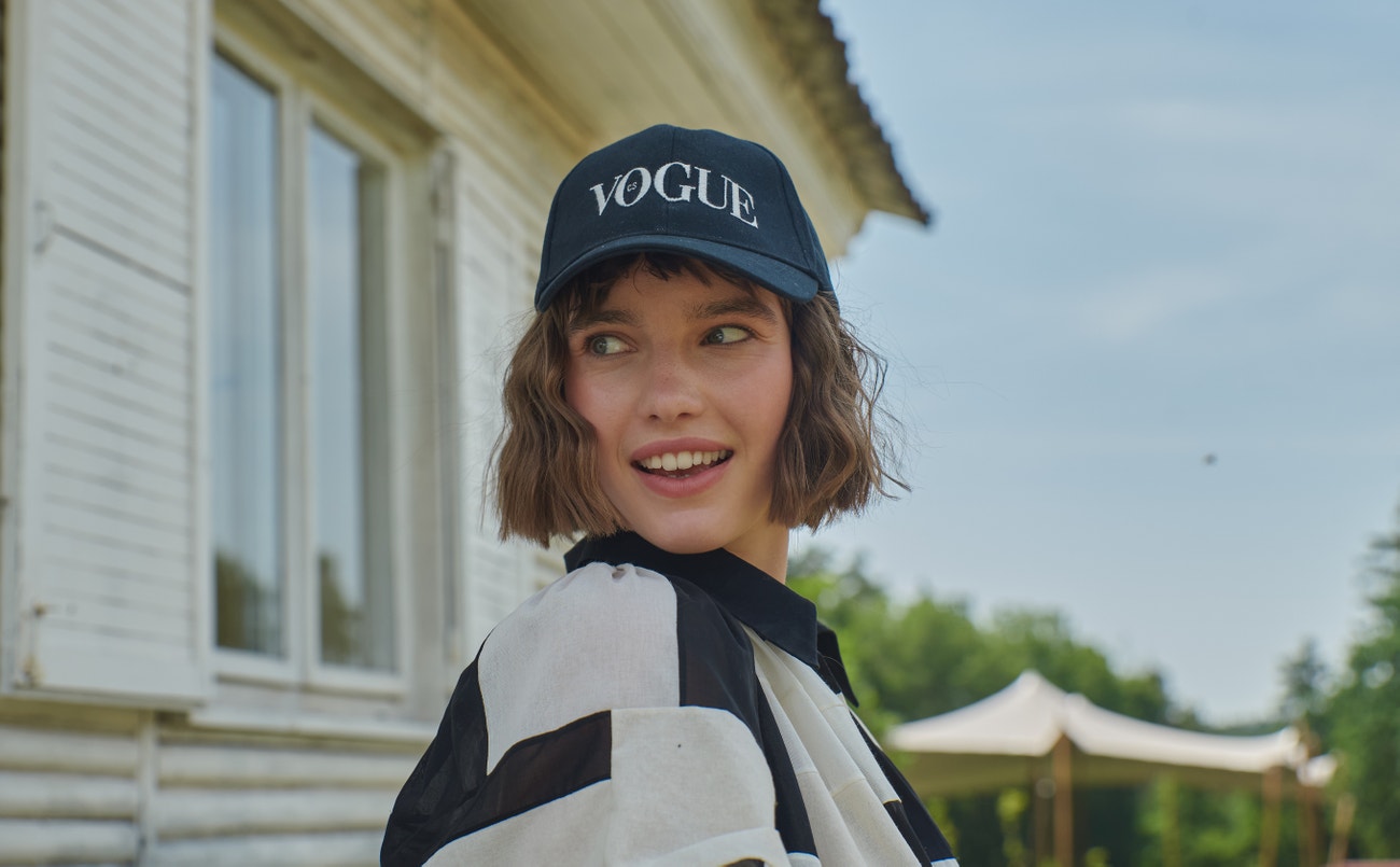 Šaty Tereza Fodorová, kšiltovka Vogue CS (k dostání jako dárek k předplatnému)