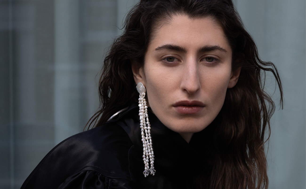 Šaty JIL SANDER, náušnice MARGAUX STUDIOS