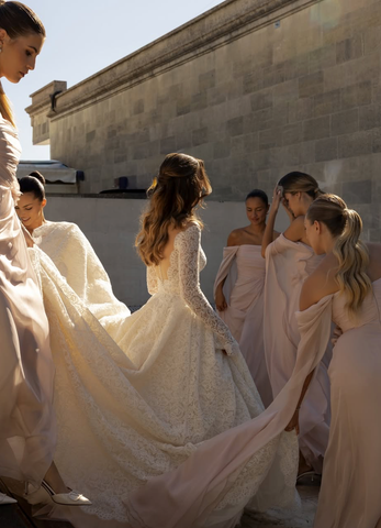 Svatba jako zimní pohádka: tipy na svatební šaty s dlouhými rukávy
