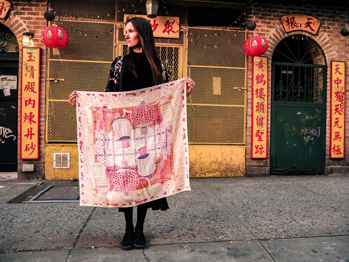Andrea Vytlačilová s šátkem Sakura v Čínské čtvrti v New Yorku