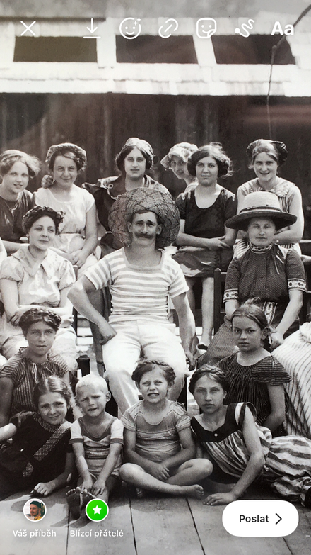 Neznámý pán na fotografii z nástěnky před ateliérem Josefa Seidla (dnes muzeum) se s okamžitou platností stal mou módní ikonou.