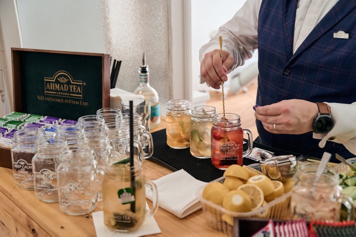 O čaje a ledové ovocné drinky se postaral Ahmad Tea. Křest jarního vydání Vogue Leaders, 8. června 2022